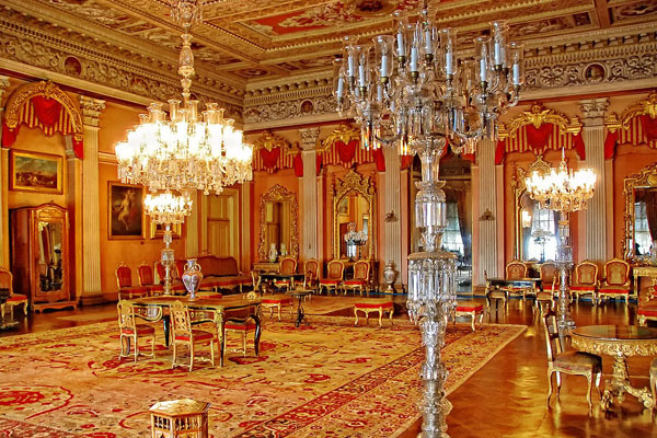 Istanbul: Dolmabahce Palace Tour and Bosphorus Cruise
